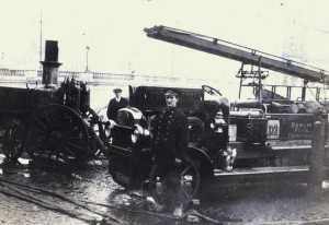 Cork (left) and Dublin fire-engines pumping water from the River Lee at Merchant’s Quay. (NLI)